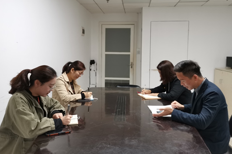 中大紫荆教育党支部第三学习小组研讨场景