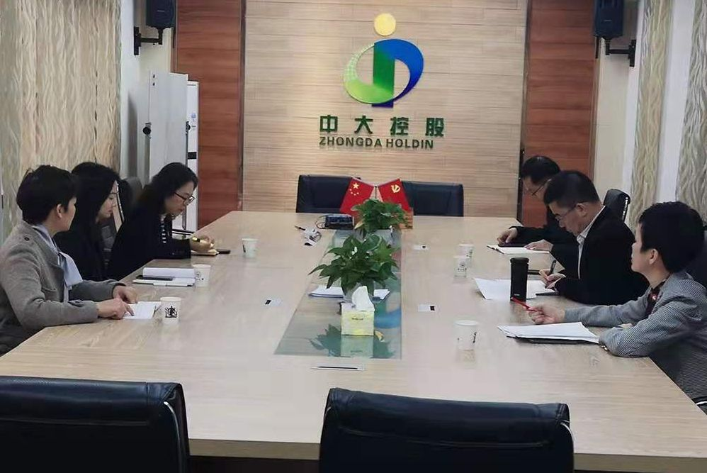 中大紫荆教育党支部第五学习小组研讨场景